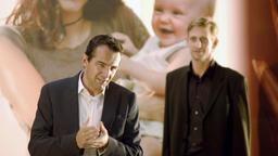 Ben (Hans-Werner Meyer, li.) und sein Art Director Max (Martin Glade) präsentieren eine Kampagne für Babynahrung.
