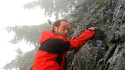 Florian (Anton Algrang) kämpft im Berg.