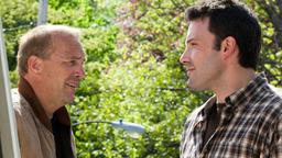 Bobby (Ben Affleck, re.) findet bei seinem Schwager Jack (Kevin Costner) einen Job.