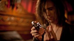 Braucht der Vampir Adam (Tom Hiddleston) die Waffe zum Selbstschutz oder um andere vor sich selbst zu schützen?
