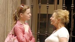 Carla (Veronika Faber, re.) freut sich, endlich Sara (Theresa Scholze, li.), die Freundin ihres Sohnes, kennen zu lernen.