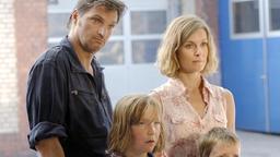 Carsten (Stefan Jürgens) will seine Schwester Hanna (Lisa Martinek) mit ihren beiden Kindern Paul (Leonhard Carow, 2.v.li.) und Jonas (Lukas Schust) schützen.