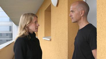 Claire (Caroline Peters) sucht Michael (Christoph Maria Herbst), einen engen Vertrauten ihres verstorbenen Mannes, auf.