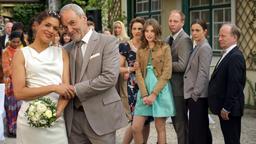Clemens Filzhofer (Walter Kreye) stürzt durch die Liebe zu Esperanza (Isabelle Redfern) seine Familie in eine „Kuba-Krise“.