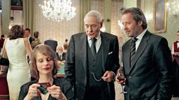 Commissario Brunetti (Uwe Kockisch, re.) ist nicht begeistert darüber, dass seine Frau Paola (Julia Jäger) das Geld ihres Vaters Conte Falier (Peter Fitz) am Rouletttisch verspielt.