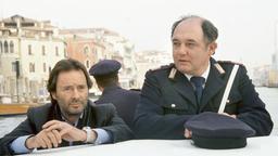 Commissario Brunetti (Uwe Kockisch, li.) und sein Assistent Sergente Vianello (Karl Fischer) stehen vor einem Rätsel.