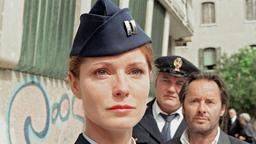 Commissario Brunetti (Uwe Kockisch, re.) und Sergente Vianello (Karl Fischer) sind überrascht, dass Captain Peters (Esther Schweins) von der US-Armee eine Frau ist.