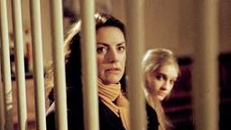  Laura (Christine Neubauer) besucht mit ihrer Tochter Nina (Ella Risin) ihren Mann im Gefängnis.