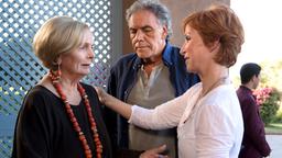 Das Traumhotel – Marokko: Auch Dorothea (Ruth Maria Kubitschek) mit Gabrielle (Fanny Stavjanik) und Markus (Christian Kohlund).