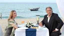 Hotelmanager Markus Winter und Nora beim Essen am Strand