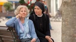 Um Himmels Willen: Sonja Berger (Bibiana Zeller) sorgt sich um ihre Jugendliebe. Schwester Hanna (Janina Hartwig) steht ihr mit ihrem Rat zur Seite.