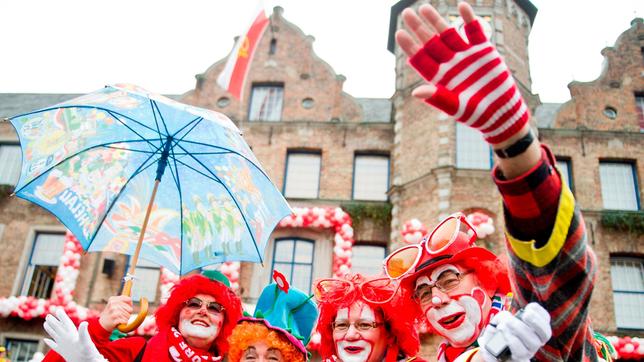 Der Düsseldorfer Rosenmontagszug steht, wie der gesamte Düsseldorfer Karneval, in der Session 2015/2016 unter dem Motto "Düsseldorf - Scharf wie Mostert!!" Der traditionell eindrucksvolle Narrenzug, der sich durch die Straßen der Rheinmetropole bewegt, lockt jedes Jahr tausende Zuschauer in die Landeshauptstadt.