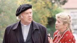 Der eigensinnige Pfarrer Tobias Hund (Martin Lüttge) will sich von seiner Haushälterin Margarete Weiss (Doris Kunstmann) nichts sagen lassen.