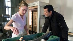 Der Fischer Brian O'Casey (Erol Sander) ist in einer Notsituation und bittet das Zimmermädchen Lucy (Marisa Leonie Bach) um Hilfe.