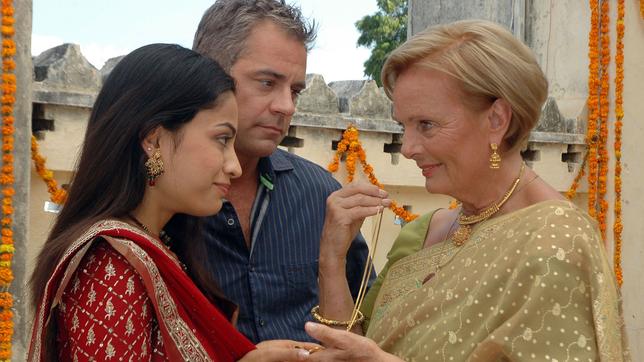 Bild: ARD Degeto/Chandan Kachawwa Anna und Andreas Landsberg und Savita