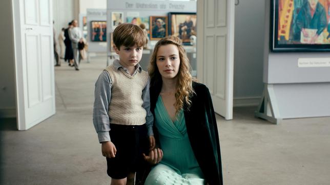 Der kleine Kurt (Cai Cohrs) besucht mit seiner Tante Elisabeth (Saskia Rosendahl) die Ausstellung „Entartete Kunst“.