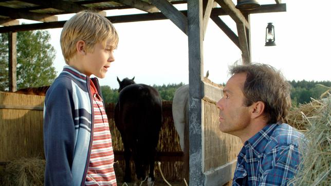 Der kleine Lukas (Maurice Teichert) beginnt, den sympathischen Nils (Hannes Jaenicke) in sein Herz zu schließen.