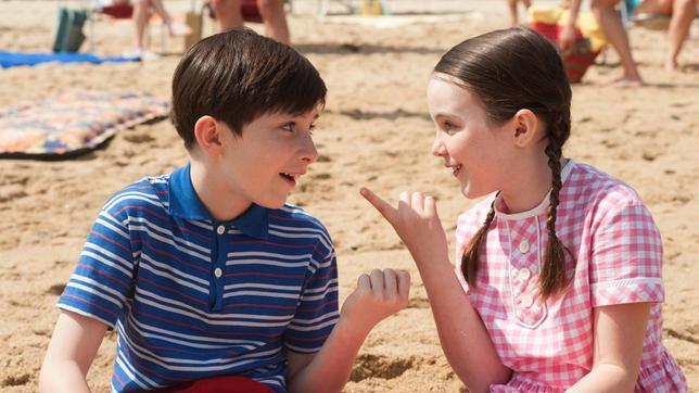 Bild: WDR/Wild Bunch Der kleine Nick (Mathéo Boisselier) freundet sich im Urlaub mit Isabelle (Erja Malatier) an.
