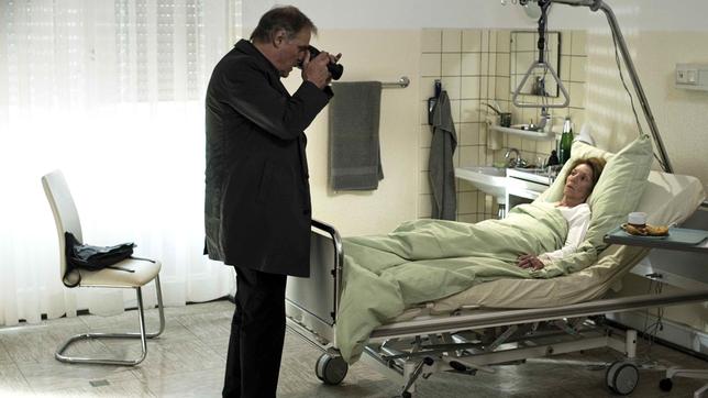 Bild: ARD Degeto/Tatfilm/Martin Menke Der Schriftsteller Brand (Joseph Bierbichler) fotografiert seine todkranke Frau Martha (Erika Deutinger).