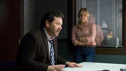 Detective Shepherd (Neill Rea) und seine Mitarbeitern Sims (Fern Sutherland) stehen vor einem schwierigen Fall.