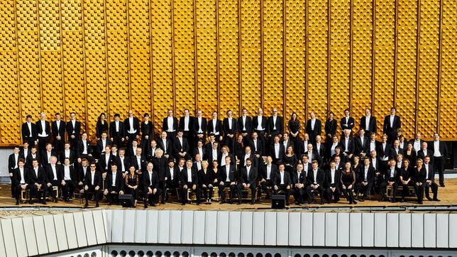 Bild: rbb/Berliner Philharmoniker/Stefan Höderath Die Berliner Philharmoniker vor der Philharmonie Berlin