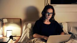 Die erfolgreiche Marketingspezialistin Fiona (Claudia Michelsen) geht voll in ihrem Job auf – sogar nachts im Bett.