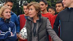Die Fußball begeisterte Lehrerin Petra Winter (Thekla Carola Wied) will ihren Jungs Taktik und Disziplin beibringen - doch das ist nicht so einfach.