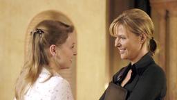 Die glückliche Sara (Theresa Scholze, li.) erzählt Julia (Katharina Böhm) von ihrer großen Liebe.