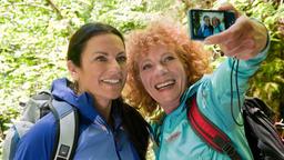 Die Landärztin: Johanna (Christine Neubauer, links) und ihre Freundin Karen (Nina Hoger) machen ein Selfie.