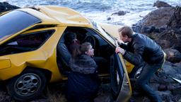 MORD AUF SHETLAND: Die Polizisten Alison McIntosh (Alison O’Donnell) und Sandy Wilson (Steven Robertson) versuchen den verunglückten Journalisten Jerry Markham (Iain Robertson) aus dem zerstörten Unfallwagen zu befreien.