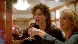 Die Psychotherapeutin Greta Chameni (Bibiana Beglau, l) verbringt einen ausgelassenen Abend mit Freunden in einem chinesischen Restaurant am Kölner Barbarossaplatz.