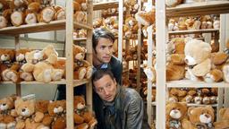Die Reporter Nico (Christian Oliver, oben) und Olaf (Oliver Broumis) auf Recherche in der Spielzeugfabrik.