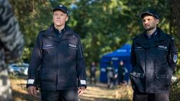 Dorfpolizist Leon Pawlak (Sebastian Hülk, li.) und der Neue, Bartosz Ludow (Martin Bogdan, re.), treffen am Tatort ein.