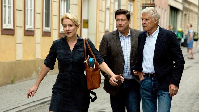 Bild: ARD/Volker Roloff Dr. Christian Kleist (Francis Fulton-Smith) und Thomas Reber (Rudiger Joswig) sind irritiert, als Rebers Tochter Franziska (Natalie O'Hara) plötzlich Ausfallerscheinungen hat.
