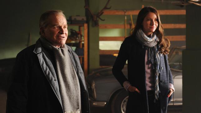 Bildquelle: ARD Degeto/ Kerstin Stelter Dr. Wendelin Winter (Fritz Wepper) und Tochter Alexandra (Sophie Wepper)