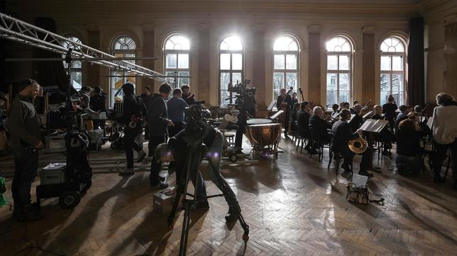 Bild: NDR/Gebrüder Beetz Filmproduktion Lüneburg GmbH/Andrej Vasilenko Dreharbeiten zu den Orchesterproben.