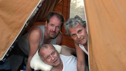 Drei Mann in einem Zelt: Peter (Peter Sattmann, re.), Klaus (Thomas Thieme, Mitte) und Ritschi (Guntbert Warns) nach einer unbequemen Camping-Nacht.