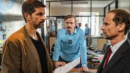 Dupin (Pasquale Aleardi) wundert sich: Wie konnten Kadeg (Jan Georg Schütte, re.) und Marc (Till Demuth, Mitte) die Verdächtige aus der U-Haft entlassen?