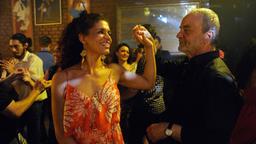 Durch Esperanza (Isabelle Redfern) erwacht bei Clemens (Walter Kreyer) die Freude am Salsa.