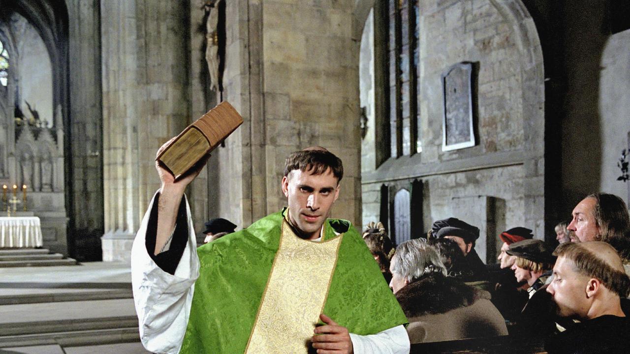 Ein bibeltreuer Christ: Der Reformator Luther (Joseph Fiennes).