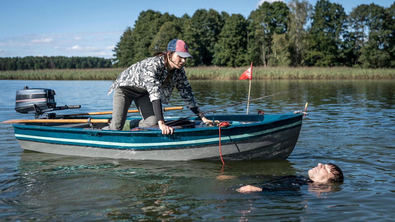 Eine Fischerin (Sylwia Gola, li.) findet neben Geldscheinen auch einen Toten (Artur Grabowiec, re.) im See!