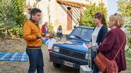 Eine Odyssee durch Italien: Andrea (Anja Kling) und Helga (Christine Schorn, re.) brauchen unterwegs die Hilfe von Roberto (Roberto Guerra).