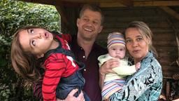 Eins ist nicht von dir: Christian mit seiner Frau Sylvie (Astrid Kohrs) und den Kindern Willi (Franz Hagen) und Baby Olga (Leona Krüger).