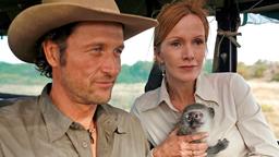 STÜRME IN AFRIKA: Eva (Katja Flint) macht die Bekanntschaft des unfreundlichen Rangers Alex (Markus Knüfken).