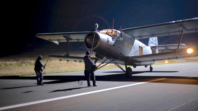 Bild: NDR/Gebrüder Beetz Filmproduktion Lüneburg GmbH Flugplatz Ballenstedt - Evgenij Ussach und Thomas Funk (Ton).