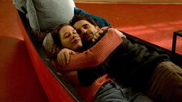 Freddy (Oliver Wnuk) und seine Frau Juliana (Meike Droste) sitzen in einem Boot.
