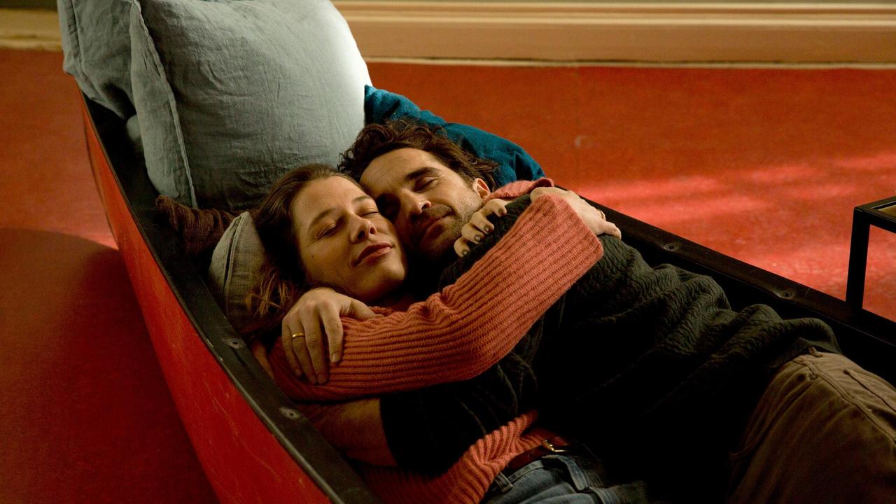 Freddy (Oliver Wnuk) und seine Frau Juliana (Meike Droste) sitzen in einem Boot.