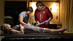 Gemeinsam mit ihrem Bruder Hannes (Frederik Bott) nimmt Lisa (Anna Fischer) die Fingerabdrücke der toten jungen Frau in der Hoffnung, dass die Polizei damit Hinweise auf ihre Identität findet.