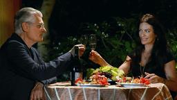 Georg (Sky du Mont) verbringt ein romantisches Dinner mit seiner Zufallsbekanntschaft Maria (Christine Neubauer).