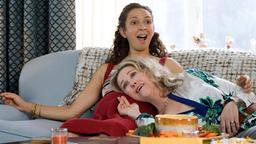 Gloria (Catherine O’Hara, re.) beglückwünscht ihre Schwiegertochter Verona (Maya Rudolph) zu ihrer Schwangerschaft. Als babysittende Oma steht sie allerdings nicht zur Verfügung.